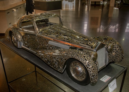 "Delage D8 120 1937", obra de Mario Tagliavini elaborada en hierro y acero.