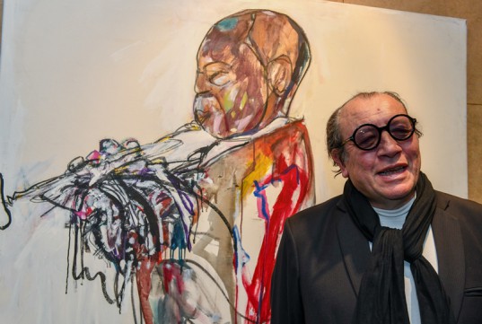 Horacio Cacciabue posa junto a su obra: "El furor del silencio", acrílico y tinta.