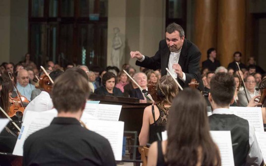 El maestro Roberto Luvini dirigiendo a la Orquesta Sinfónica Joven en el Ciclo Cultural BCBA.