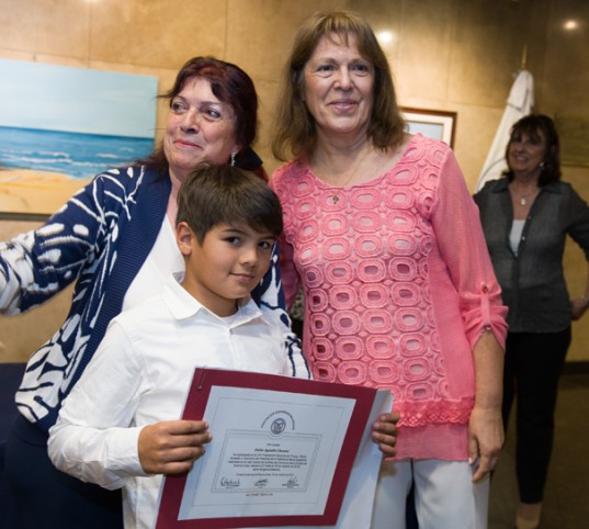 Pablo Chemez, de 9 años de edad, posa con su diploma por participar en la exposición, junto a Hedy Tell Chemez y María Ester Rey, Secretaria y Presidenta de SIRGAR, respectivamente.