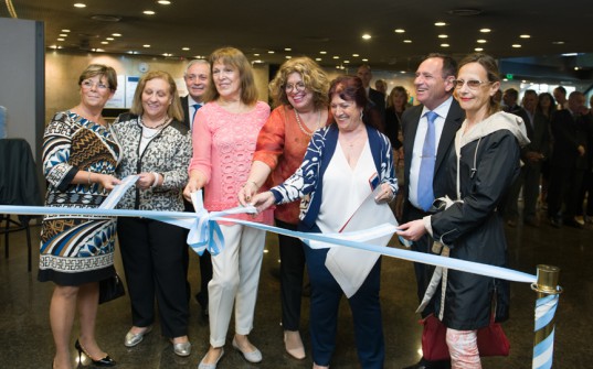 Las artistas plásticas junto a Autoridades de Prefectura Naval Argentina realizan el corte de cinta en la inauguración.