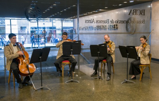 Integrantes de la Banda Sinfónica de Prefectura Naval Argentina amenizaron la velada con un variado repertorio musical.