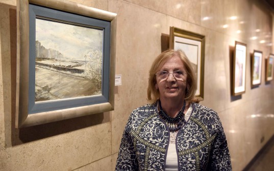 Haydeé Garín posa al lado de su trabajo: "Tormenta", óleo sobre tela.