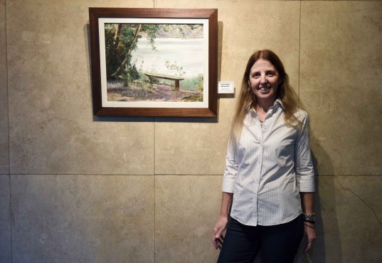 Alejandra Bensadón y su cuadro "Laguna verde", óleo sobre tela con espátula.