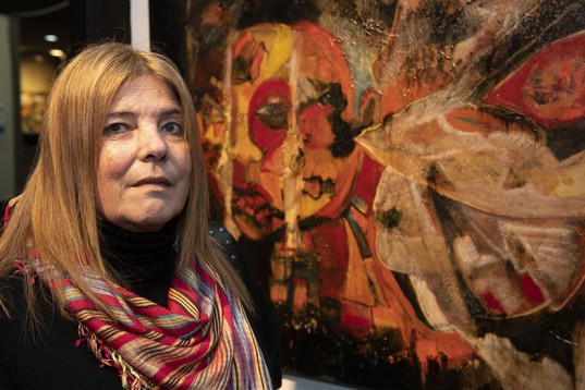 María Cristina Torea posa junto a su obra "Poniéndole color a los emociones".