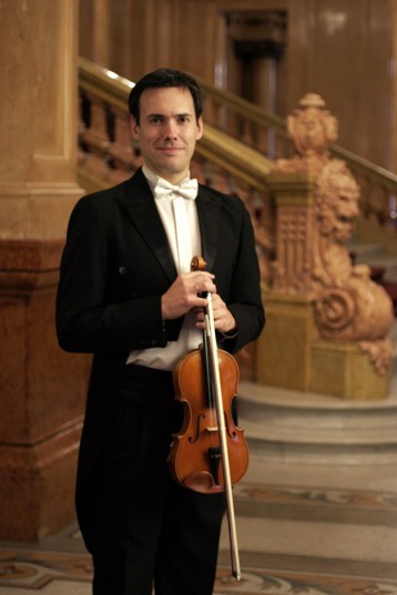 Pablo Sangiorgio nació en 1977. Es egresado del Conservatorio Alberto Ginastera, donde comenzó a estudiar violín desde los nueve años.